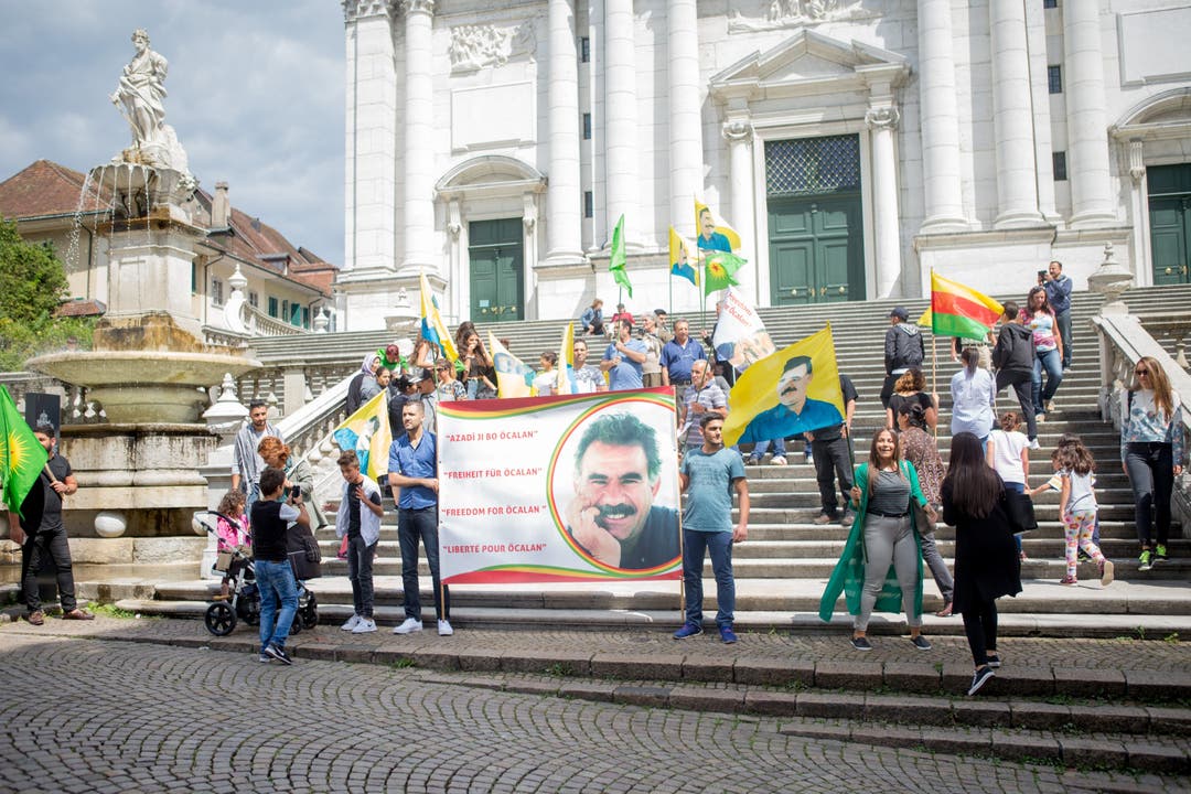 Kundgebung der Kurden in Solothurn. Sie fordern Freiheit für Öcalan. Zudem wollen sie wissen, wo er sich aufhält.