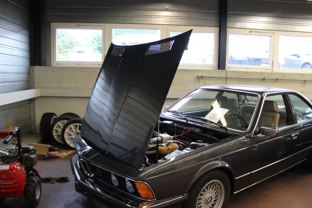 Ein BMW 635 CSI mit offener Motorhaube