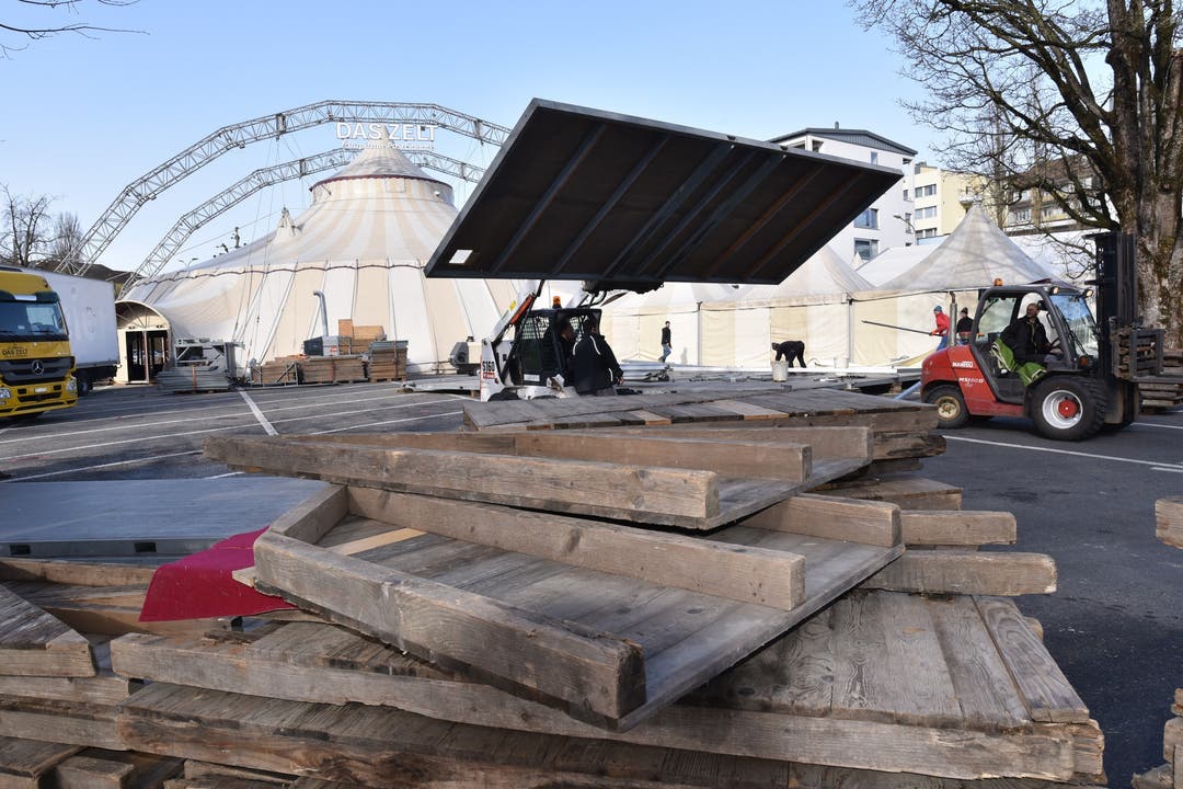 "Das Zelt" wird auf dem Oltner Schützenmatte-Parkplatz aufgebaut