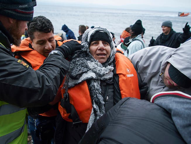 Freiwillige Helfer nehmen Flüchtlinge auf der griechischen Insel Lesbos in Empfang: Seit Anfang Jahr sind schon fast so viele Flüchtlinge von der Türkei nach Griechenland übergesetzt wie im ganzen letzten Jahr.
