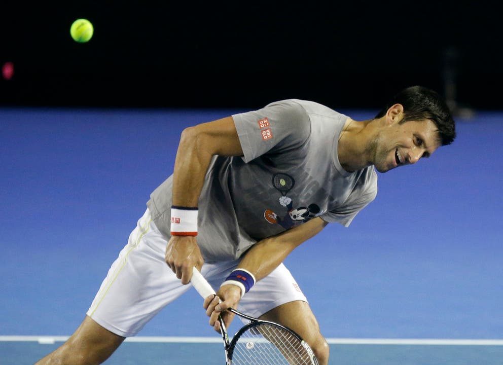 Mag es lustig: Novak Djokovic trägt im Training ein Shirt mit Mickey-Mouse-Motiv.