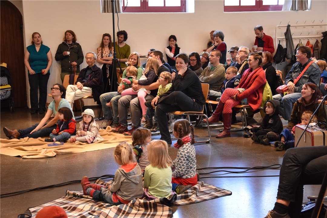 Das Publikum wartet in der Zähnteschüür in Oberrohrdorf gespannt auf den nächsten Interpreten des Liedermacherfestes Troubadix.