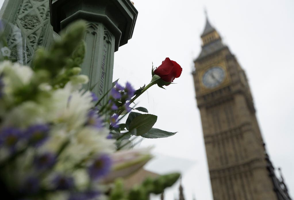 Blumengaben in gedenken an die Opfer des Attentats dominieren die Szenerie um das Westminster.