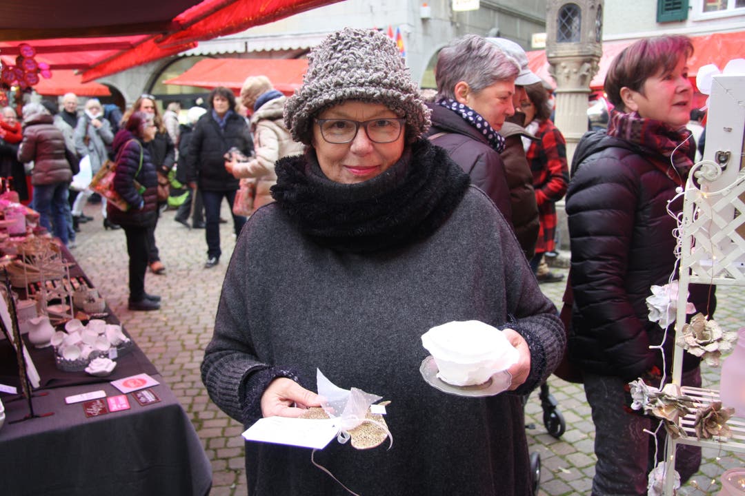 Marktfahrerin Lisel Gasser aus Selzach steht auf Weiss.