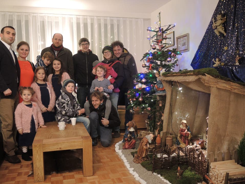 Arben Markaj schreinerte das gesammelte Holz selbst und baute es zu einer Krippe zusammen. Unterstützung erhielt er dabei von seiner Familie.