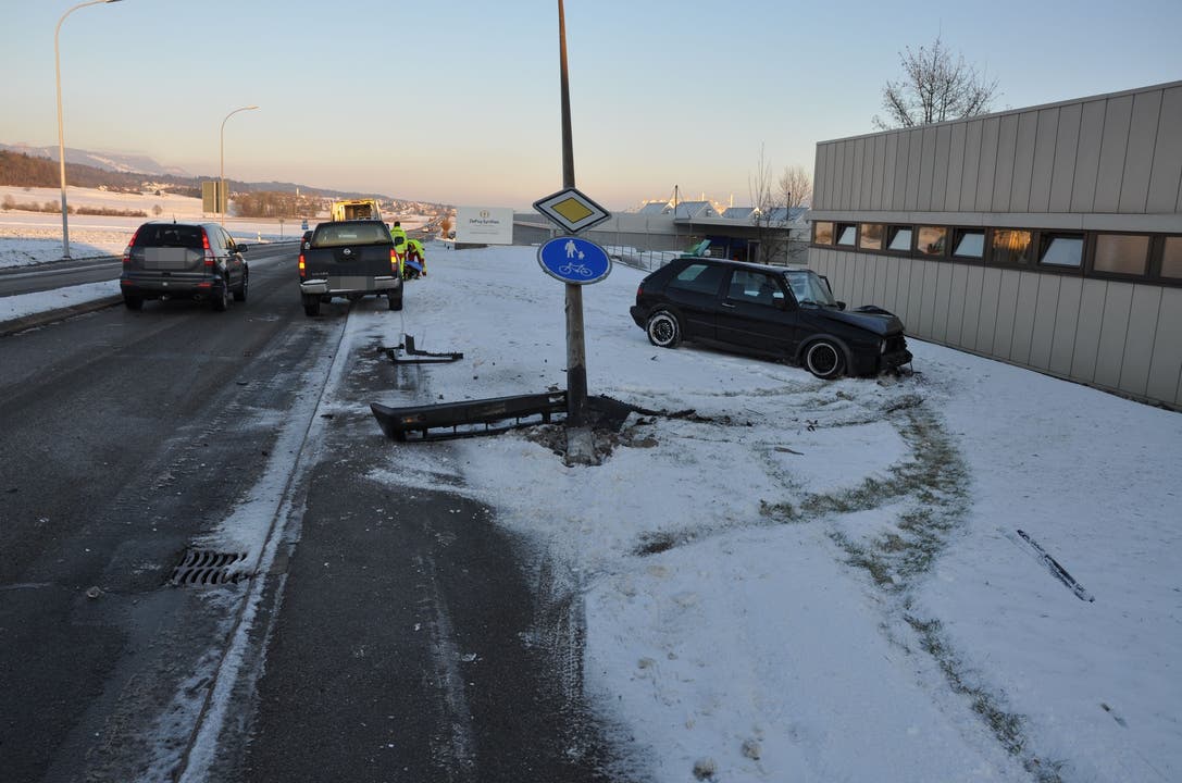 Selzach (SO), 6. Januar 2017 Auf der Solothurnerstrasse in Selzach verlor am Freitagnachmittag ein Autofahrer die Kontrolle über sein Fahrzeug. Er fuhr aufs Trottoir auf und mähte einen Kandelaber um. Dabei wurde er leicht verletzt. Das total beschädigte Auto musste mit einem Kran geborgen werden.