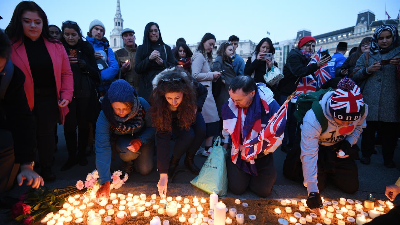 Nach den Anschlägen vom Mittwoch entzünden Londoner Kerzen zu Gedenken der Verstorbenen.