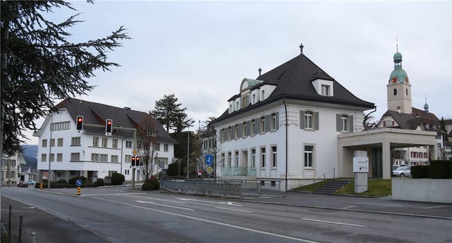 Aus dem Gemeindehaus «Krone» (links) soll die Schönenwerder Gemeindeverwaltung ins Bankgebäude der CS (Vordergrund) umziehen.