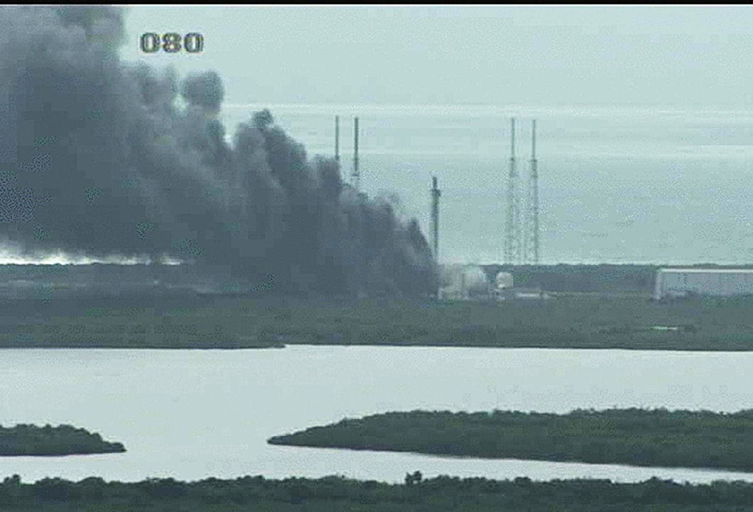 Dieses Handout-Foto der Nase zeigt das Feuer nach der Explosion der SpaceX Falcon 9-Rakete in Cape Canaveral.