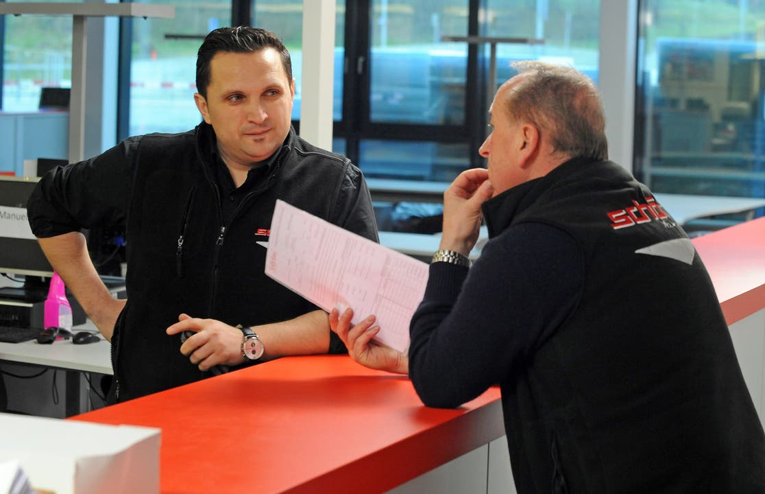 Pjeter Gjoklaj (l.), Leiter Dispo National, spricht mit einem Chauffeur.