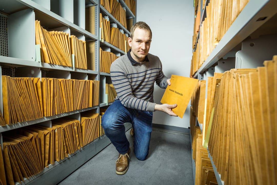 Projektleiter Tobias Hodel mit den verpackten Urkunden im Keller des Staatsarchivs in Aarau. Hier werden sie vor Naturkatastrophen sicher aufbewahrt.
