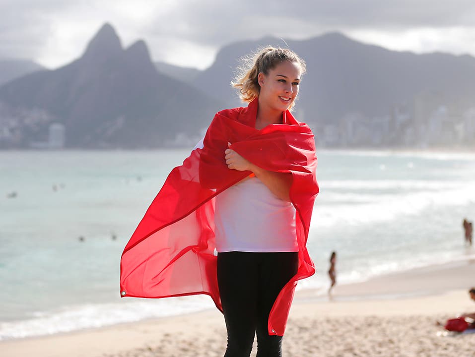 Giulia Steingruber an der Olympischen Spielen in Rio. Die Doppel-Europameisterin vor der Eröffnung an einem Strand in Rio, gehüllt in eine Schweizer Fahne.