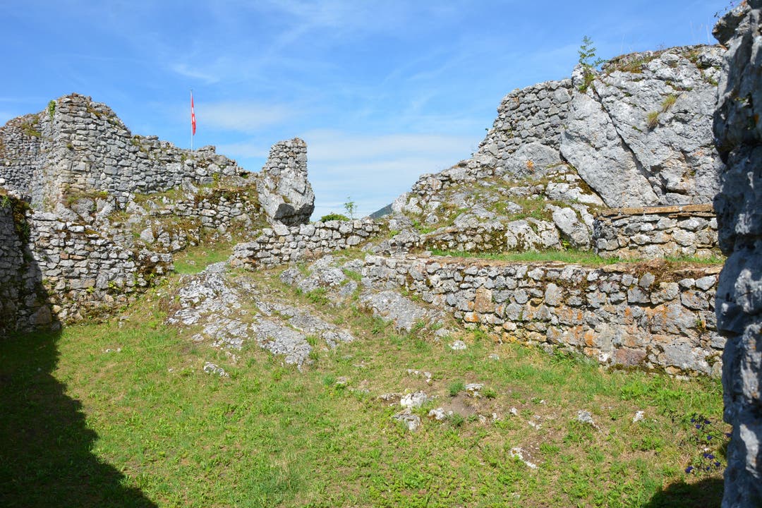 Links im Bild ist der heutige Eingang zum Wohnturm von Regula von Ifenthal, welche wohl von 1376-1404 auf der Burg wohnte.