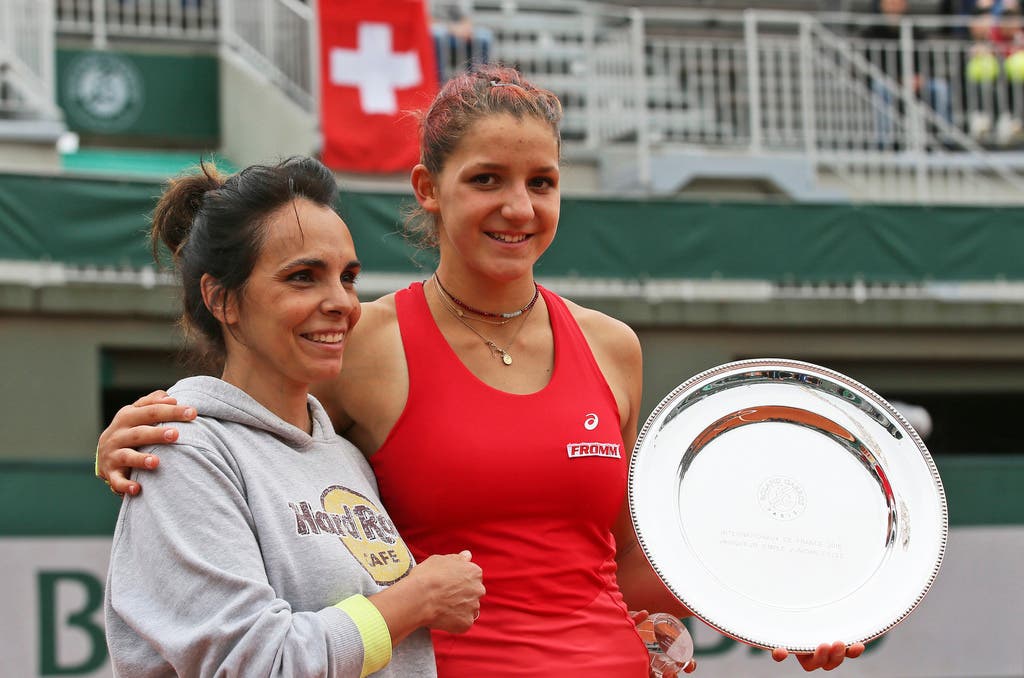 Die 16-jährige Baslerin Rebeka Masarova (rechts) gewinnt den Juniorinnen-Final.