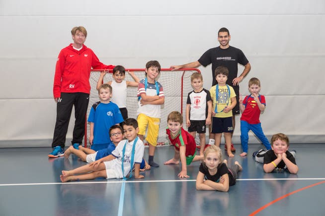 Das polysportive Trainingsangebot für Kids, Frühförderung beim FC Solothurn, betreuen Nachwuchschef Ronald Vetter (links) und der Sportstudent Marc Du Buisson.