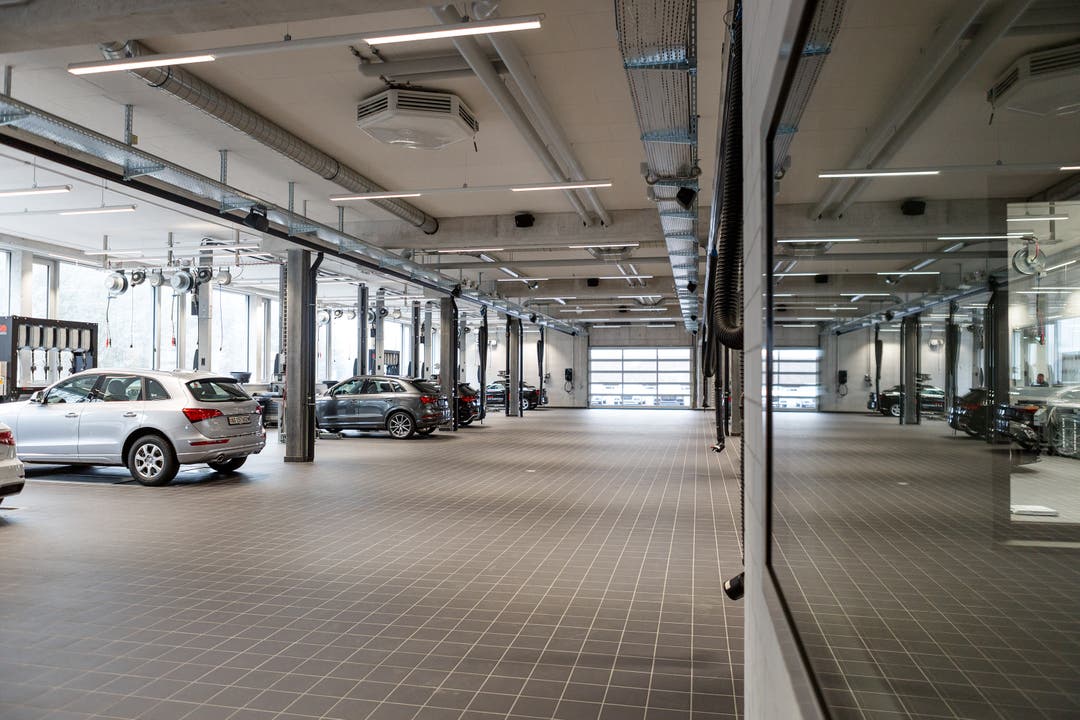 Die Werkstatt im neuen Audi Center ist 1200 Quadratmeter gross. Eröffnung der AMAG Baden in Fislisbach: Der Automobil-Konzern hat an der Oberrohrdorferstrasse in Fislisbach neu eine Audi-Vertretung eröffnet. Das gesamte Team der AMAG Schinznach-Bad ist nach Baden gezogen, der Neubau wurde von den Hunziker Architekten aus Baden-Dättwil entworfen.
