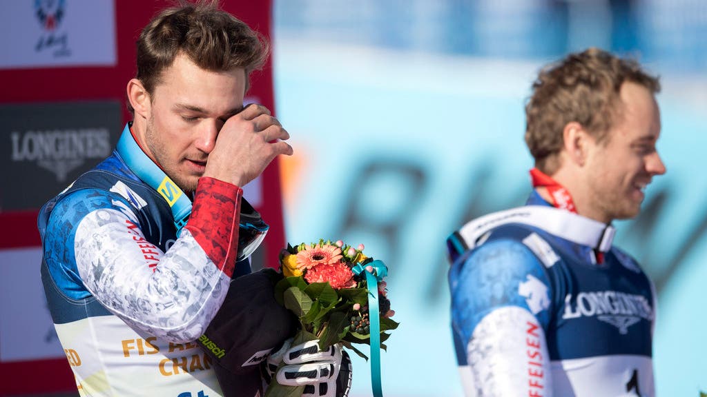 Kombi-Weltmeister Luca Aerni lässt bei der Blumenzeremonie seinen Emotionen freien Lauf.