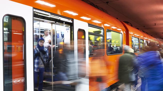 Um die stetig wachsende Zahl der Fahrgäste auch in Zukunft transportieren zu können, plant der RBS, zwischen Solothurn und Bern künftig längere Züge (180 m) einzusetzen.