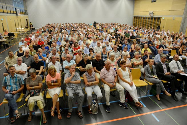 Hunderte Deitinger kamen im Juni in die Zweienhalle, als die Solothurner Regierung über das geplante Asylzentrum für bis zu 250 Asylsuchende informierte.Hansjörg Sahli