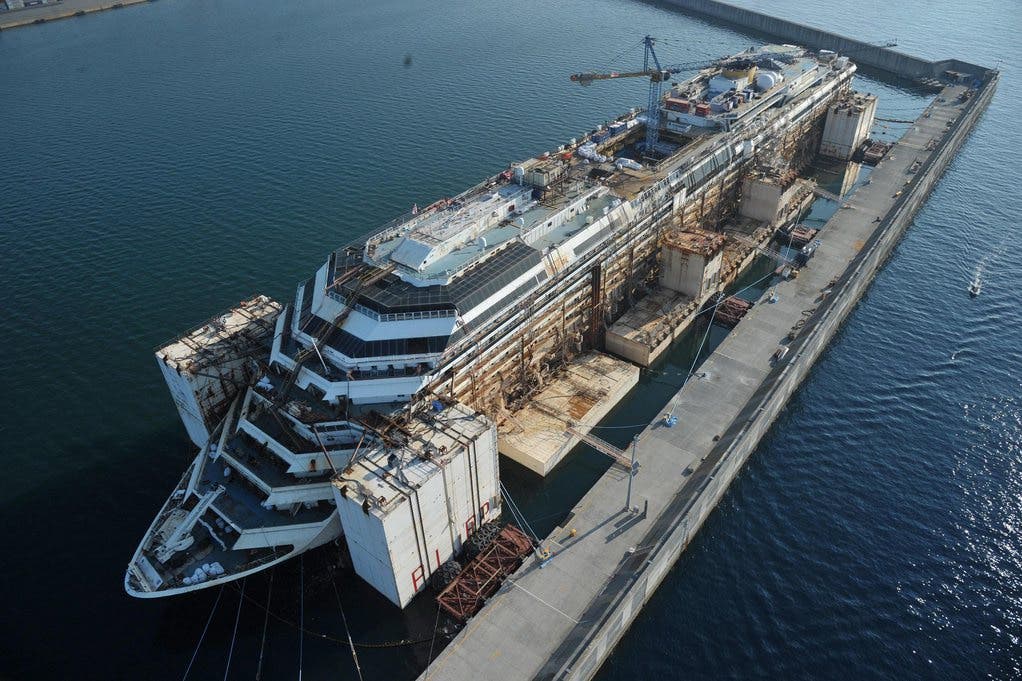 27. Juli 2014: Das Schiff trifft in Genua ein, wo es verschrottet werden soll.