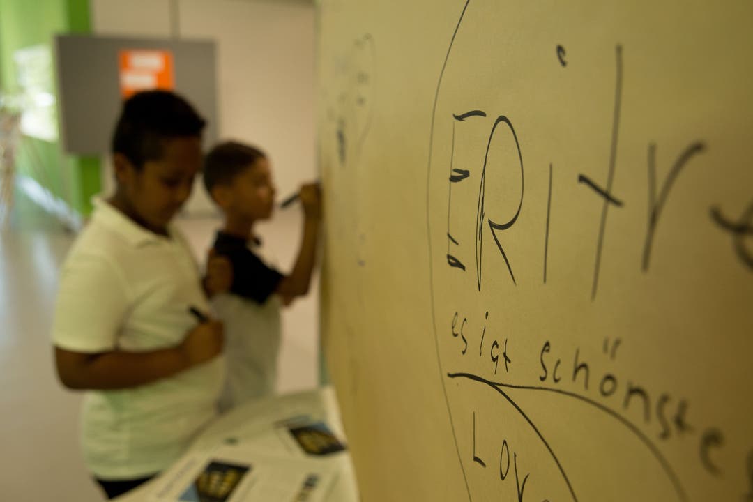 Multikulti - Kinder schreiben ihre Herkunft auf eine Tafel