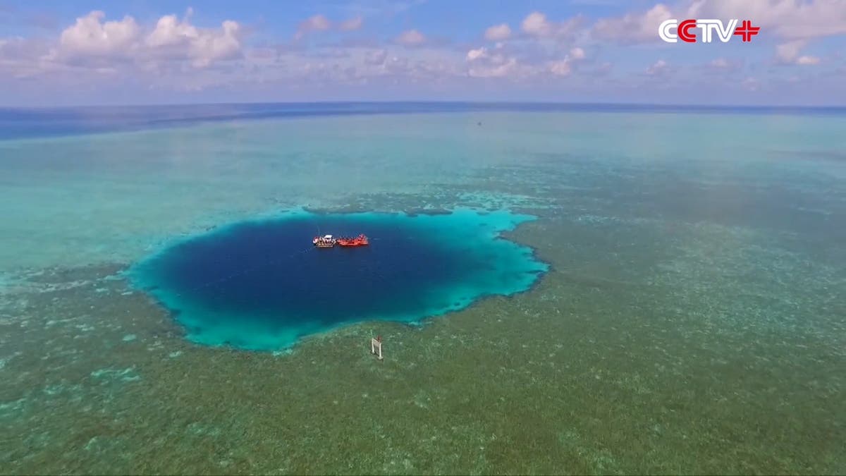 Rekord 300 Meter tief Forscher entdecken das grösste «Blaue Loch» der Welt Rekord 300 Meter tief Forscher entdecken das grösste «Blaue Loch» der Welt