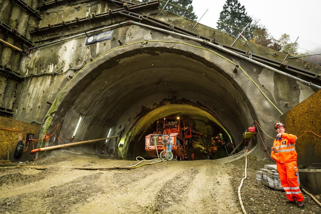 Baustellenbegehung Bözbergtunnel Der Neubau des 2,7 Kilometer langen Bözbergtunnels kostet 350 Millionen Franken und soll 2020 fertig sein.