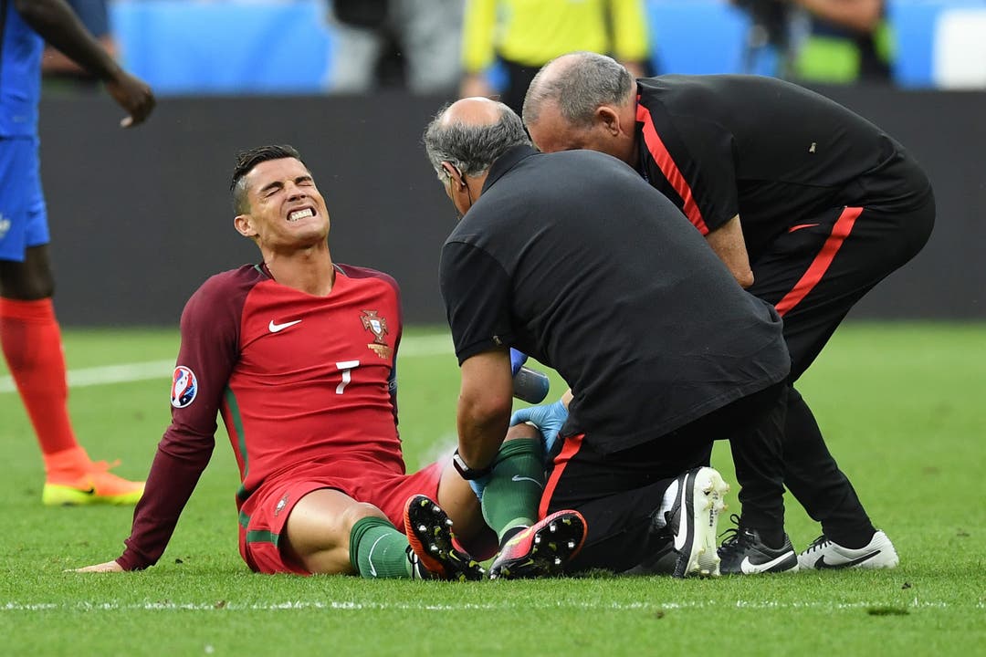 Tränen beim Superstar: Ronaldo muss nach einem harten Tackling von Dimitri Payet verletzt ausgewechselt werden