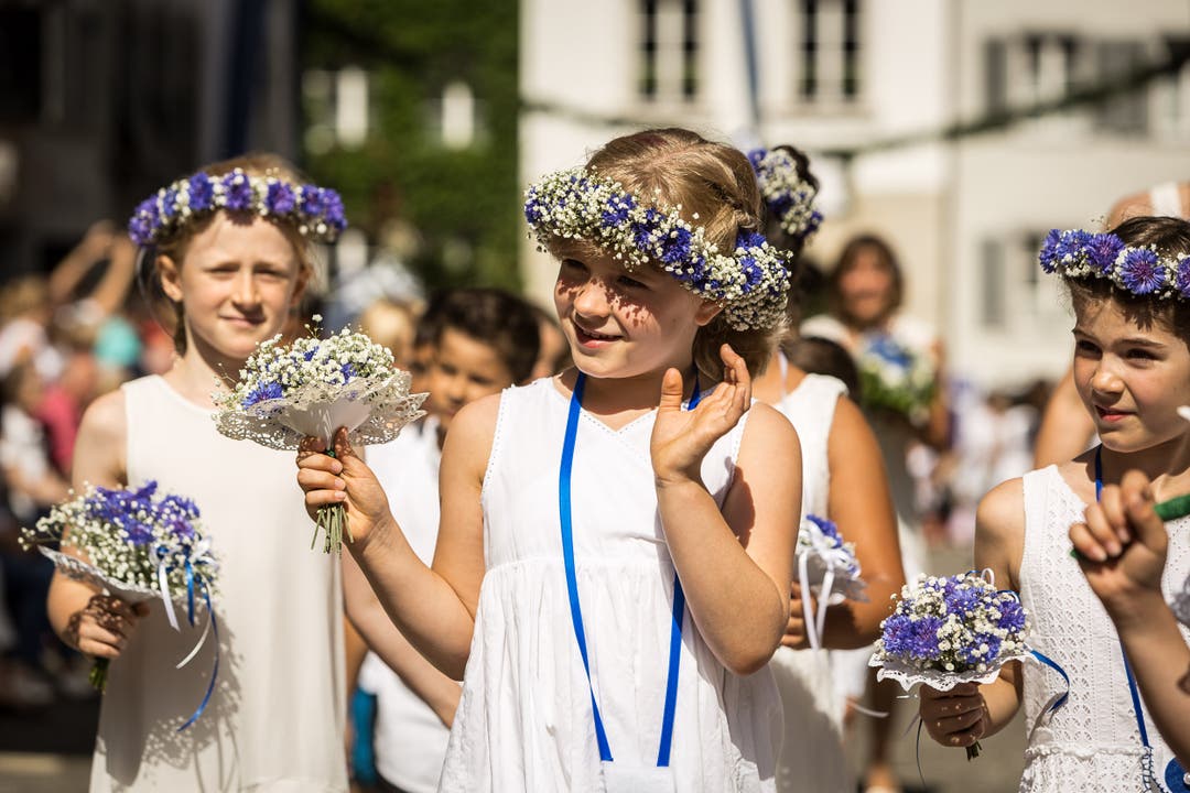 Mit Blumen geschmückt verzaubern die Schüler ganz Lenzburg.