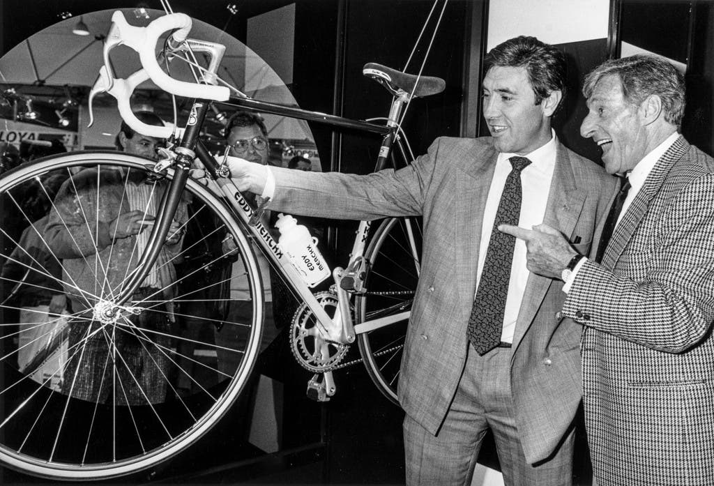 Fachsimpeln mit einer anderen Radsportlegende: Ferdy Kübler (rechts) mit Eddy Merckx (links) am 22. Februar 1989 an der 13. Internationalen Fahrrad- und Motorradausstellung in den Züspa-Hallen in Zürich Oerlikon. Gesprächsthema ist das 2500 Franken teure Eddy Merckx-Rennvelo.