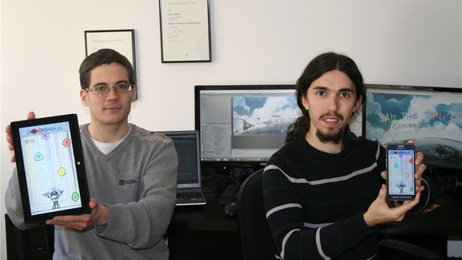 Oliver Müller (r.) und Tobias Beck zeigen ihr neustes App-Game.
