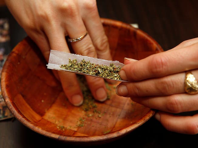 Die Grünen schlagen ein neues Abgabesystem von Cannabis an Personen vor, die an einer Krankheit leiden, bei welcher der Cannabiskonsum eine heilende oder palliative Wirkung hat.. (Symbolbild)
