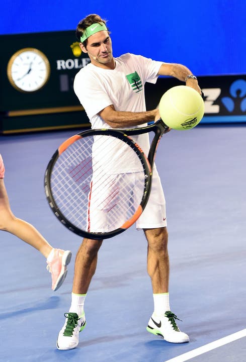 Roger Federer vor dem Turnierstart mit überdimensionalem Schläger