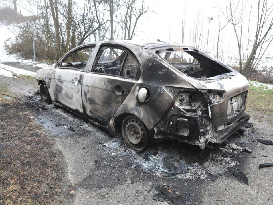 Brittnau (AG), 10. Februar Die Polizei hat in diesem ausgebrannten Auto die Überreste einer Leiche gefunden. Das Fahrzeug ist auf einen 55-jährigen Mann eingelöst, der als vermisst gemeldet worden war. Einige Tage später folgte die traurige Gewissheit: Der Tote ist der Fahrzeughalter.