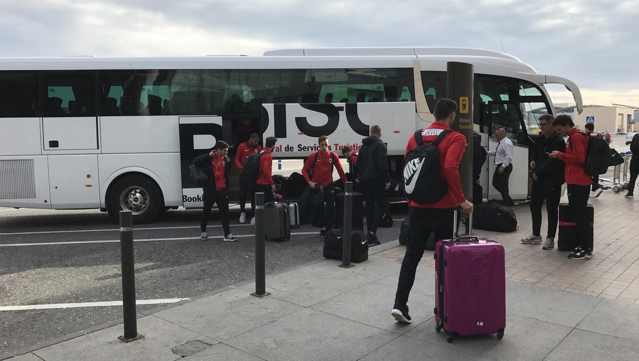 Der FC Aarau kommt mit dem Car am Flughafen an.