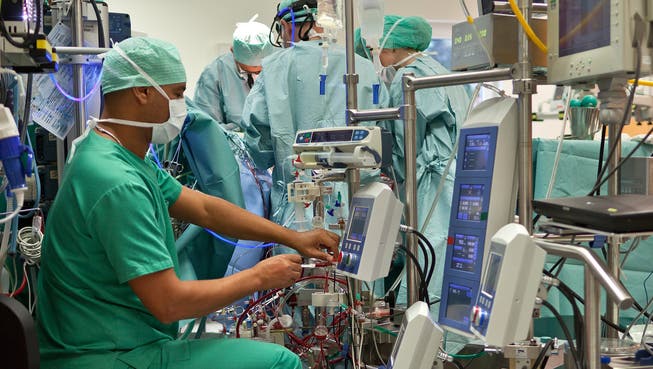 Blick in einen Operationssaal des «Limmi»: Das Spital hat 2014 64 Brustkrebsoperationen durchgeführt.