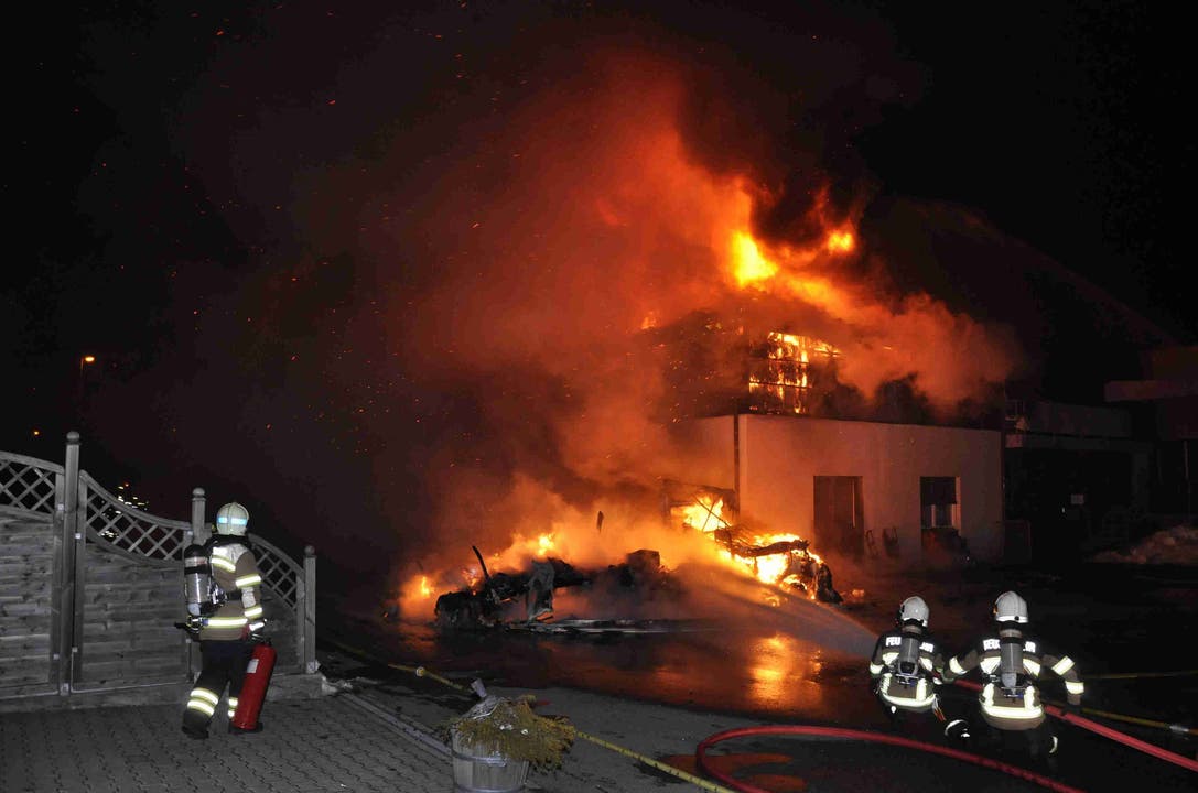 Das Feuer griff auch auf das danebenliegende Firmengebäude über