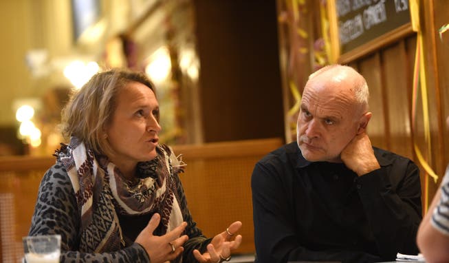 Gunda Zeeb, Leiterin des Festivals Wildwuchs, und Martin Haug, langjähriger Leiter der Behindertenfachstelle Basel-Stadt, im Gespräch.