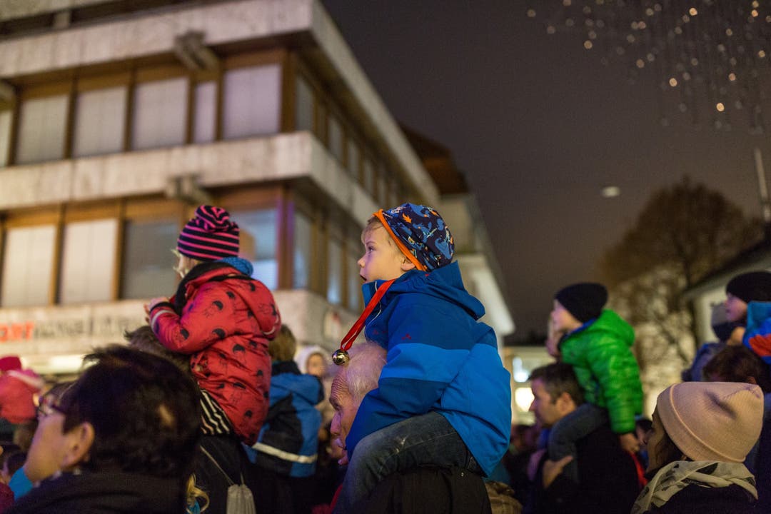 Klein und Gross erfreuten sich ob der Geschichte über das Badener Weihnachtslicht. Kinder erwecken die Badener Weihnachtsbeleuchtung auf dem Schlossbergplatz mit knapp 2000 Glöggli zum Leben. Die jährliche Tradition fand dieses Jahr bei sehr milden Temperaturen statt.