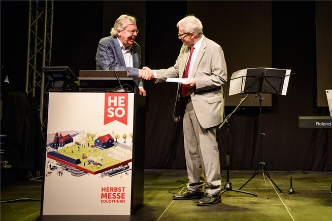 Max Grazzi (l.), Präsident der Hauensteinstiftung, übergibt an der HESO den «Ernst und Hanna Hauenstein-Preis» an Kurt Fluri, Stadtpräsident von Preisträger Solothurn.