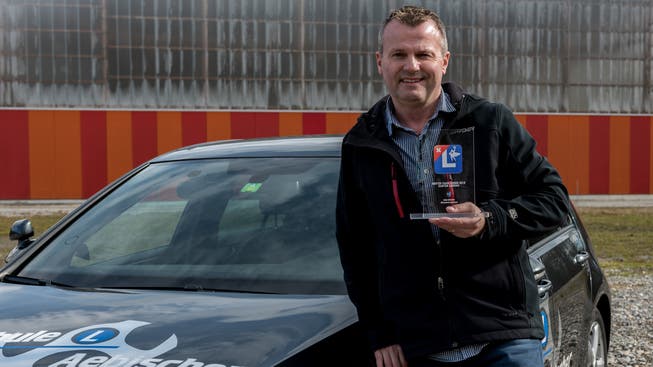 Der Aarauer Andy Aebischer landete im schweizweiten Ranking der «Superfahrlehrer» auf Platz 11 und erhält die Auszeichnung «Bester Fahrlehrer des Kantons Aargau».