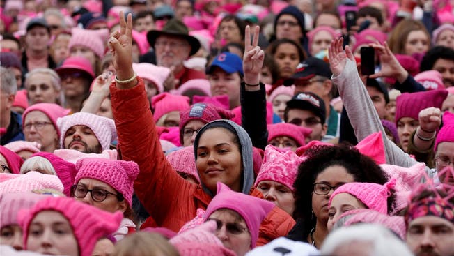 Mit Strickmütze und viel Ironie gegen Trumps Sexismus: Auch Männer schlossen sich dem «Women’s March» in Washington am 21. Januar an.