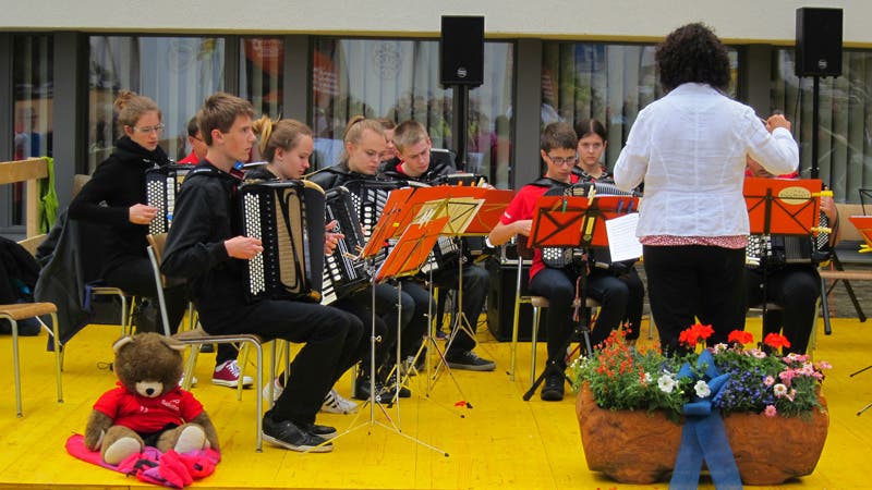 Dorfkonzert Die Jugend-Akkordeongruppe Solothurn auf der Bühne mitten im Dorf Disentis
