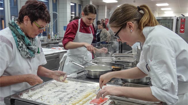 Kochkunst auf beachtlichem Niveau: Maya Reber (Mitte), Absolventin der Koch-Ausbildung, mit Helferinnen bei der Menü-Zubereitung in der Murianer Spitalküche. chr