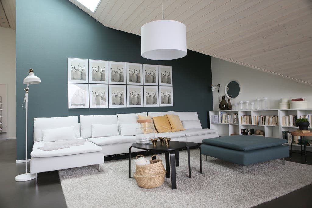 Ein Wohnzimmer im erste energieautarken Mehrfamilienhaus der Welt, aufgenommen am Montag, 6. Juni 2016, in Bruetten.