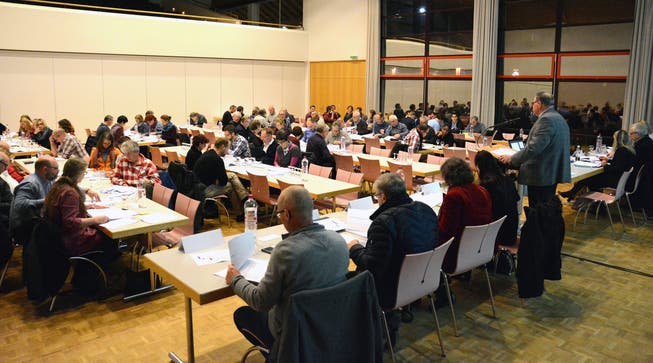 Gesenkte Köpfe: Die Trimbacher Gemeindeversammlung im Mühlemattsaal lehnte mehrere Budgetkürzungen des Gemeinderates ab (stehend: Gemeindepräsident Karl Tanner).