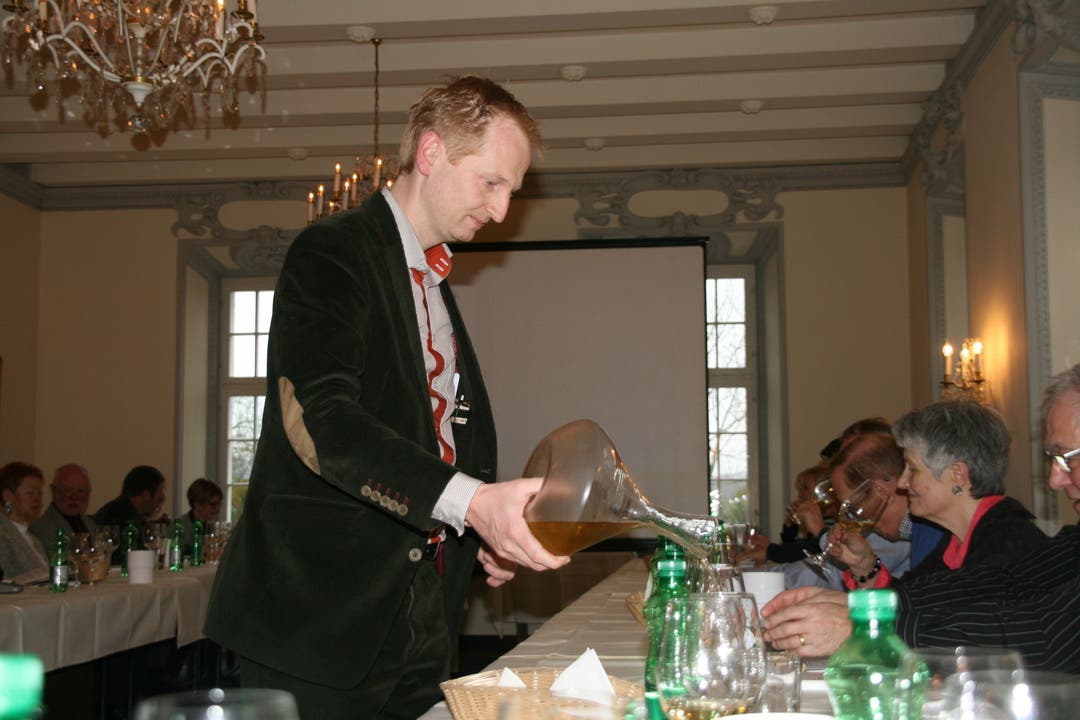 Markus Utiger, Präsident der Zurzibieter Weinfreunde, schenkt 1997er Grün...