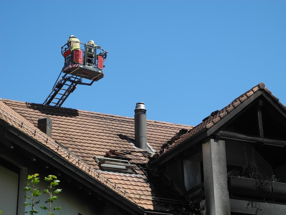 Zwei Feuerwehrleute liessen sich damit aufs Dach heben