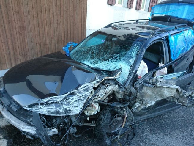 Das Auto des Unfallfahrers wurde bei der Kollision mit der Mauer stark demoliert.