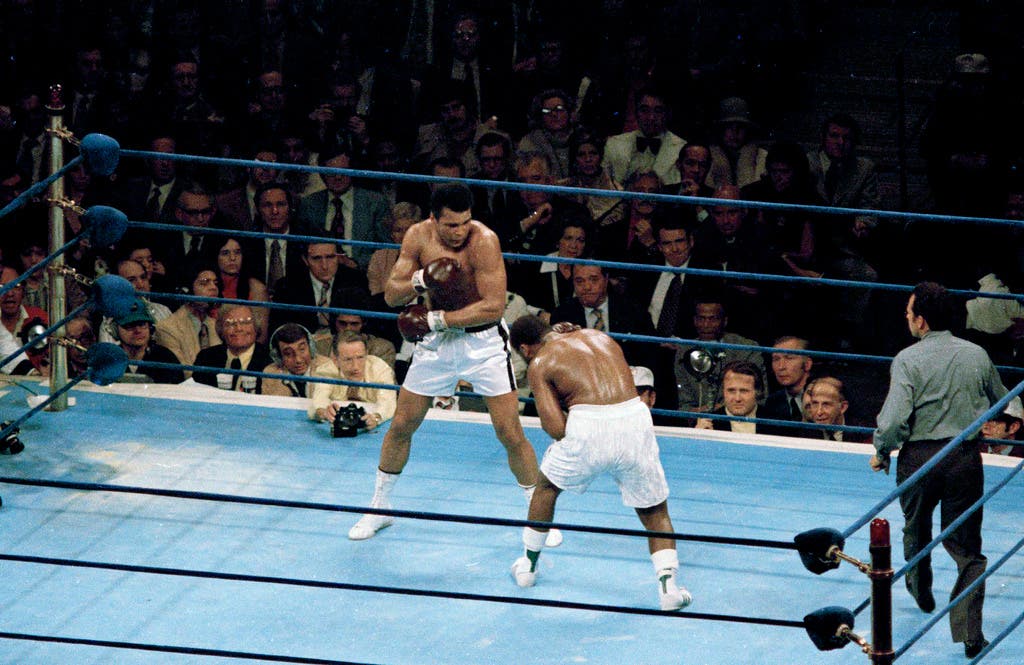 Muhammad Ali (links) und Joe Frazier während eines Kampfes im New Yorker Madison Square Garden im Januar 1974.